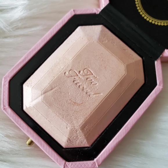 Too faced diamond highlighter - Picture 3 of 5